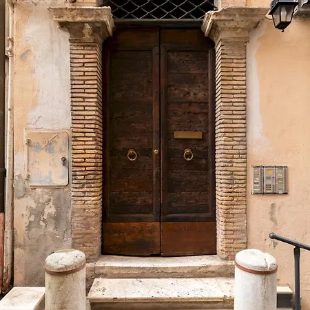 Casa Makam 4, Emma Willa Rzym
