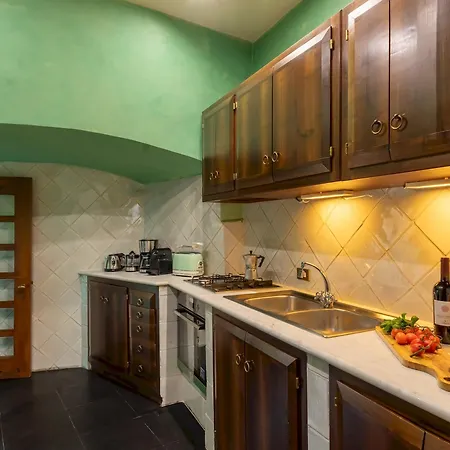 Casa Makam 4, Emma *